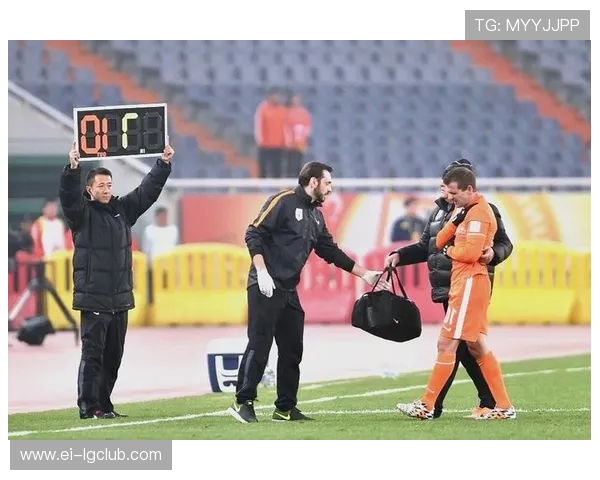 中超足球赛场突发晕倒事件 引发球员健康安全问题广泛关注